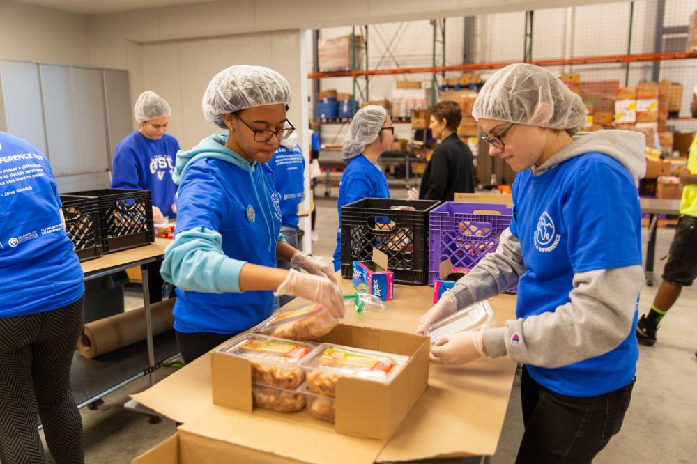 students packing food